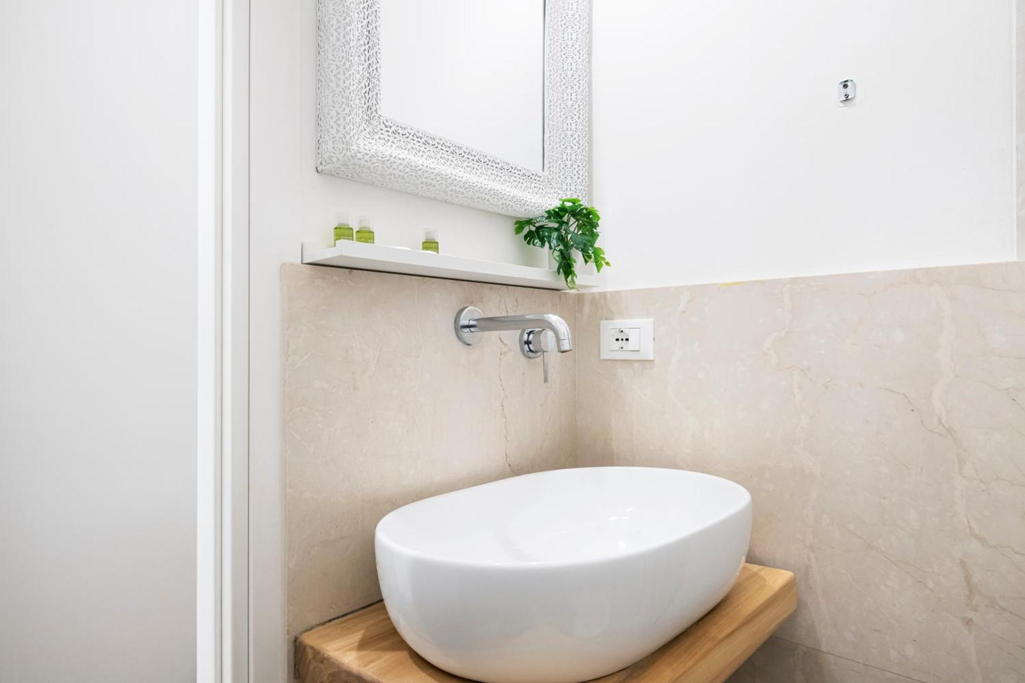 Amazing, New & Fully Furnished In Duomo Apartment Mailand